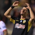 Πανσερραϊκός – ΑΕΚ 1-0: Ούτε τώρα η Ένωση, τα ηρωϊκά λιοντάρια άντεξαν με δέκα παίκτες και τιμωρό Μπετανκόρ