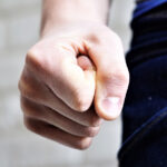 Πούλμαν και ασθενοφόρα φόρτωναν παιδιά από το κλαμπ της Βουλιαγμένης – «Σέρβιραν αλκοόλ χωρίς κανέναν έλεγχο» λέει ο πατέρας μαθήτριας