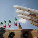 Χρυσή Μπάλα: Ο Ντρογκμπά εντυπωσίασε κατά την άφιξή του στο “Théâtre du Châtelet” μαζί με την σύντροφό του