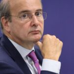 Σταϊκούρας: Μειώθηκε αισθητά η εισιτηριοδιαφυγή – 950 νέα λεωφορεία έως το τέλος καλοκαιριού του 2025