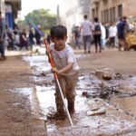 Σοβαρό τροχαίο στο Νέο Φάληρο – Το αυτοκίνητο διαλύθηκε στις μπάρες και κατέληξε στις γραμμές του τραμ