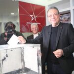 Κλαρκ σηκώνει αυτοκίνητο από το λιμάνι της Αίγινας πριν το καταπιεί το κύμα – Βίντεο