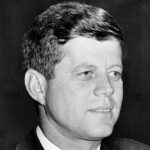 Δέντρο έπεσε σε διερχόμενο αυτοκίνητο στην Λαμία λόγω του δυνατού αέρα