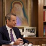 ΑΕΚ: Οπαδοί περίμεναν τους παίκτες στα Σπάτα, έντονες αποδοκιμασίες προς όλους