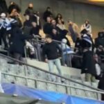 Ελλάδα – Αγγλία: Με κασκόλ της εθνικής ο Μάριος Ηλιόπουλος στο ΟΑΚΑ για το μεγάλο ματς της Εθνικής