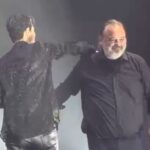 Ο Μάριος Ηλιόπουλος πήρε το μικρόφωνο και τραγούδησε το “Αγάπα με” δίπλα στον Σάκη Ρουβά