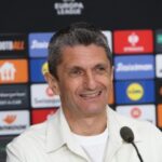 Στολίστηκε το χριστουγεννιάτικο δέντρο στην Πλατεία Συντάγματος – Την Πέμπτη η φωταγώγηση