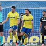 Πειραιάς: Μάχη για τη ζωή του δίνει ο ηλικιωμένος που κατέρρευσε στο πεζοδρόμιο – Το ασθενοφόρο έφτασε 35 λεπτά μετά