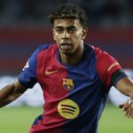 Νάπολι: Οι Κόντε, Ντι Λορέντσο και Ντι Λαουρέντις τίμησαν τη μνήμη του Μαραντόνα, πηγαίνοντας λουλούδια στο υπαίθριο μουσείο του