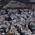 Αυτοκίνητο καρφώθηκε σε φανάρι στη Θεσσαλονίκη – Από θαύμα γλίτωσε ο οδηγός