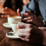 Οι Έλληνες δουλεύουν περισσότερο στην ΕΕ, αλλά έχουν χαμηλούς μισθούς – Ξεπερνούν μόνο Βουλγαρία και Ουγγαρία