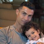 O Bασιλιάς Κάρολος αποκάλυψε ποιο αξεσουάρ ανεκτίμητης αξίας φορούσε η Ελισάβετ όταν ήταν μωρό και τον έκανε μπάνιο