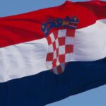 Εγκλωβισμένα παραμένουν πέντε αυτοκίνητα που βυθίστηκαν στον παράδρομο της εθνικής στο Σχηματάρι – «Ελπίζουμε να φύγουν τα νερά»