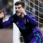 Λύγισε ο Αντριάνο όταν άκουσε τη φωνή του νεκρού πατέρα του μέσω ΑΙ, τον βράβευσε ο Ζίκο στο αποχαιρετιστήριο παιχνίδι του στο Μαρακανά