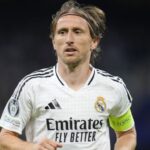 ΑΕΚ – ΠΑΟΚ: Κόκκινη στο 90+2′ στον Λόβρεν μέσω VAR για κλωτσιά στον Μάνταλο