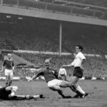 «Ποτάμι» η Ποσειδώνος από την ολονύκτια βροχόπτωση – Έντονη δυσοσμία στην περιοχή από πιθανή υπερχείλιση λυμάτων