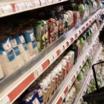 Απίστευτες εικόνες σε λαϊκή αγορά στην Κρήτη – Ο αέρας σήκωσε και τούμπαρε φορτηγό που έπεσε σε πάγκους