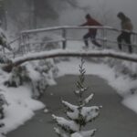 Νεαρός εισέβαλε σε κηδεία στη Νέα Σμύρνη, χόρευε πάνω από το φέρετρο και τράβαγε τα γένια των ιερέων