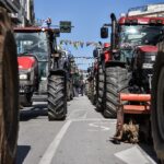 Ο σπουδαίος Μίμης Δομάζος στην τελευταία του δημόσια εμφάνιση – Έδωσε το παρών στην κηδεία του Νίκου Σαργκάνη