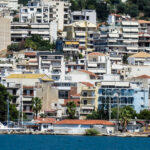 Άγνωστοι πυρπόλησαν αυτοκίνητο έξω από εταιρεία ταξί στη Λένορμαν