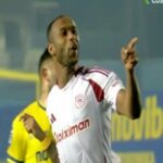 Επική στιγμή στα Τρίκαλα: Ο ιερέας δεν πέταξε τον σταυρό στο ποτάμι, αλλά στο κεφάλι πιστού – Δείτε βίντεο