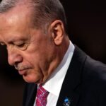 Κορωπί: Σε ύφεση η πυρκαγιά στο εργοστάσιο «Καραμολέγκος» – Κάηκαν τα λogistics του «Απολλώνιον»