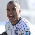 Η Κηφισιά άνοιξε το σκορ με εύστοχο πέναλτι του Πόμπο, έντονες διαμαρτυρίες από τους παίκτες της Καλαμάτας για τη φάση