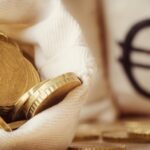 Φωτιά σε πυλωτή στη Θεσσαλονίκη – Κάηκαν δύο αυτοκίνητα και μία μηχανή