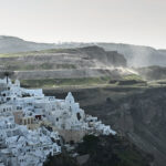 Σαντορίνη: Έρημα τα διάσημα σοκάκια της μετά τους σεισμούς – 14.000 κάτοικοι έχουν εγκαταλείψει το νησί