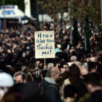 Η αίθουσα επιχειρήσεων, τα μπαλκόνια των 700 ευρώ, οι νεοδημοκράτες στις πορείες και ο «ξερόλας μπάρμπας»