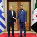 Η Αντζελίνα Τζολί έφερε ρομαντισμό και τολμηρή λάμψη στα 2025 Critics Choice Awards με φόρεμα