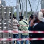 Κοσμοσυρροή στο λιμάνι της Σαντορίνης: Εγκαταλείπουν άρον άρον το νησί μετά τους σεισμούς – Δείτε φωτογραφίες