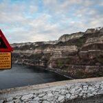 Κρέμασαν νεκρό σκυλί έξω από την πόρτα Δημοτικού σχολείου