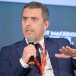 «Ας τα κρεμούσε στο σπίτι του», λέει ο βουλευτής της ΝΙΚΗΣ για τον βανδαλισμό – «Δεν είναι δικό μου θέμα αν προσβλήθηκε»