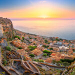 Η Έλενα Ακρίτα «του κόβει τα φτερά»: Αντιδρά η μητέρα του μαθητή που σηκώθηκε από το αμαξίδιο στην παρέλαση