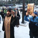 Με τις σπασμένα έργα στο έδαφος θα συνεχιστεί η έκθεση που βανδάλισε ο βουλευτής της «Νίκης» – Δείτε βίντεο