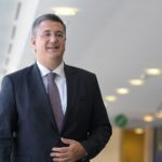 «The Elements of power»: Το βιβλίο του εγγονού του Σταύρου Νιάρχου κυκλοφορεί τον Μάϊο – Συνελήφθη ενώ έκανε έρευνα στο Κονγκό