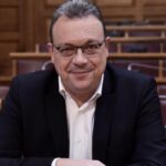 Από λεπτό προς λεπτό η άφιξη του Αγίου Φωτός στην Ελλάδα – Σύντομη τελετή υποδοχής στο αεροδρόμιο Ελευθέριος Βενιζέλος