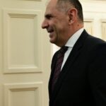 Εξοργιστικό βίντεο από τη στιγμή που γυναίκα στο Γκάζι πετάει τσιγάρο σε εργαζόμενη