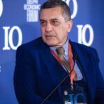 Αντιπεριφερειάρχης τοποθέτησε ελληνική σημαία 12 μέτρων σε προαύλιο χώρο στο Σούλι – Αντιμέτωπος με τη δικαιοσύνη