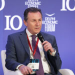 Ηλικιωμένος παρέσυρε μηχανάκι με το αυτοκίνητο του – Στο νοσοκομείο μια αναβάτρια