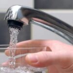 Σαν σήμερα 25 Μαΐου: Ο Όσκαρ Ουάιλντ καταδικάζεται για έναν έρωτα – «Είμαστε όλοι στο βούρκο, αλλά κάποιοι κοιτάζουν τ’ αστέρια»