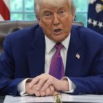 Εύβοια: Βρήκε ντομάτα τέρας στον κήπο του, πάνω από μισό κιλό