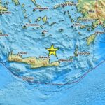 Ι.Χ. αυτοκίνητο «καρφώθηκε» σε φανάρι στην Κατεχάκη – Στο ΚΑΤ ο οδηγός του οχήματος