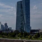 Ο Τραμπ σκόνταψε ανεβαίνοντας τη σκάλα του Air Force One