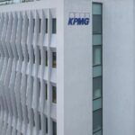 Επιχείρηση σε γνωστό κάμπινγκ στη Χαλκιδική, μετά από καταγγελία τουρίστριας – Ξηλώνουν ομπρέλες και εξοπλισμό