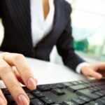 Λαμία: Κλήσεις σε δημοτικά οχήματα που παρκάραν σε κεντρική πλατεία για τον Χριστουγεννιάτικο στολισμό