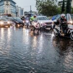 Αστυνομικοί χτύπησαν γυμνό άνδρα υπό την επήρεια ναρκωτικών με το περιπολικό και τον ακινητοποίησαν με τέιζερ