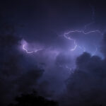 Μάχη με τις φλόγες σε διαμέρισμα στο Περιστέρι: Καρέ-καρέ ο απεγκλωβισμός ηλικιωμένων