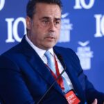 Λαμία: Κλήσεις σε δημοτικά οχήματα που παρκάραν σε κεντρική πλατεία για τον Χριστουγεννιάτικο στολισμό